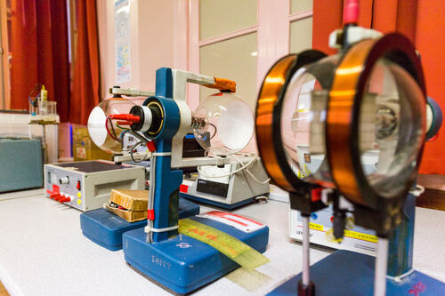Expériences permettant d’observer : la diffraction d’un faisceau d’électrons par du graphène (gauche), la déviation d’un faisceau d’électrons par un champ magnétique (droite)